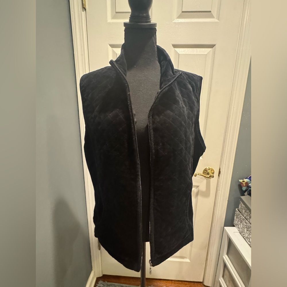 White stag Women's Black Quilted Vest